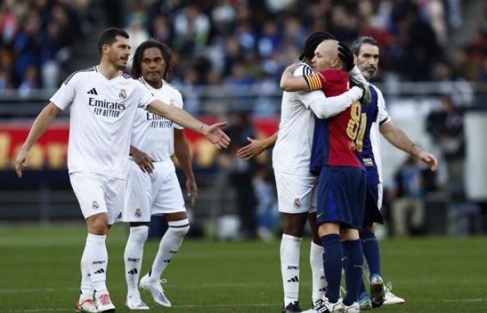 Anche Iniesta saluta il pubblico di Tokyo