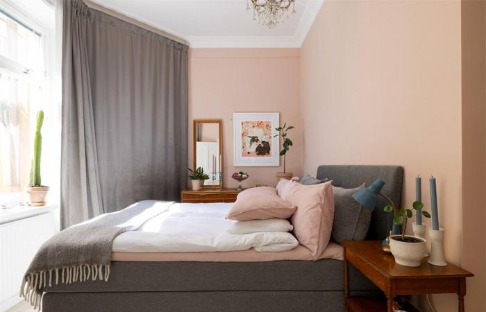 Un appartamento di 53 m2 con decorazioni a contrasto tra il nero e il rosa