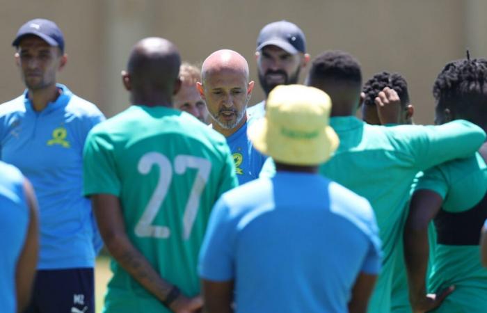 Il nuovo allenatore dei Sundowns Cardoso saluta la calorosa accoglienza dei giocatori prima del cruciale scontro con Raja