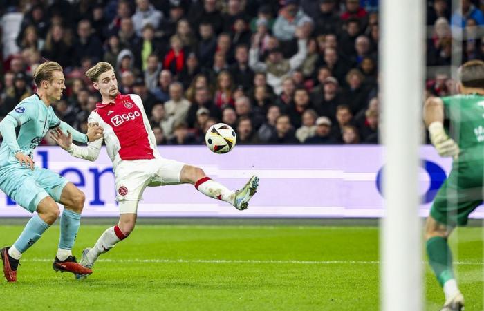 Il bellissimo gol di Taylor aiuta l’Ajax al secondo posto, battendo l’Almere City 3-0