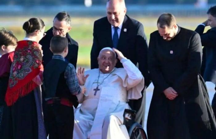 Il Papa è arrivato in Corsica per una storica visita lampo