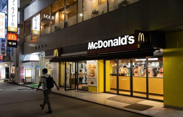 una studentessa pugnalata a morte in un McDonald’s, un’altra ferita