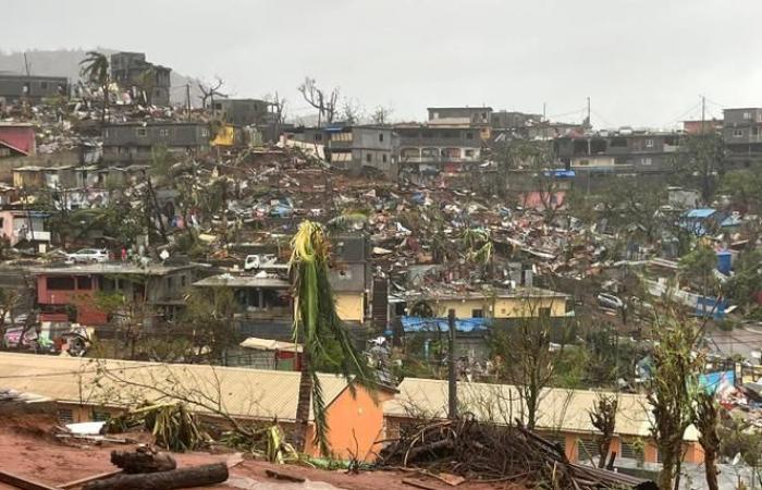 Il ciclone Chido a Mayotte ha ucciso almeno 14 persone; il prefetto teme “diverse centinaia”, addirittura “qualche migliaio” di morti nell’arcipelago