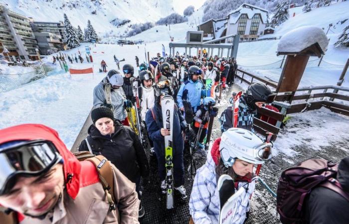 la neve e gli sciatori presenti per il primo giorno di apertura della stazione