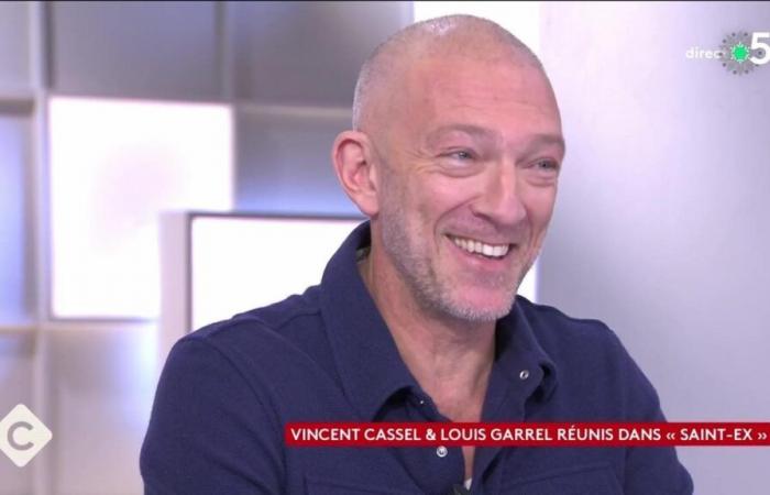 C à Vous: Vincent Cassel tenta di scappare prima della fine, Anne-Elisabeth Lemoine lo trattiene