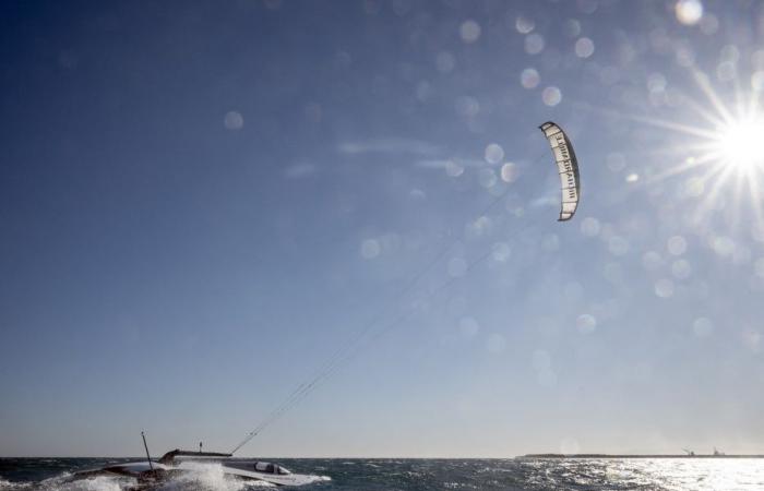 questa imbarcazione avveniristica che vuole infrangere il record mondiale di velocità a vela e forse rivoluzionare il trasporto marittimo