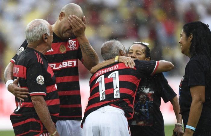 VIDEO. Calcio: “malsano”… Una stella brasiliana scoppia in lacrime durante il suo giubileo dopo aver sentito un messaggio vocale generato dall'intelligenza artificiale dal padre morto