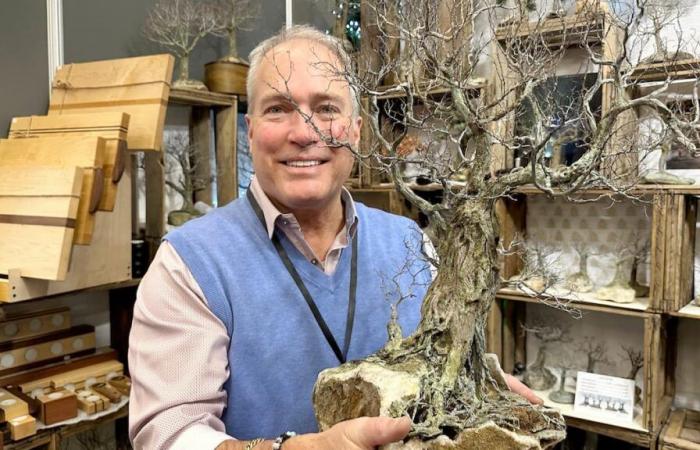 Gli ultrarealistici bonsai in metallo ossidato di questo ex restauratore di case medievali confondono i visitatori della Fiera delle Arti e dei Mestieri