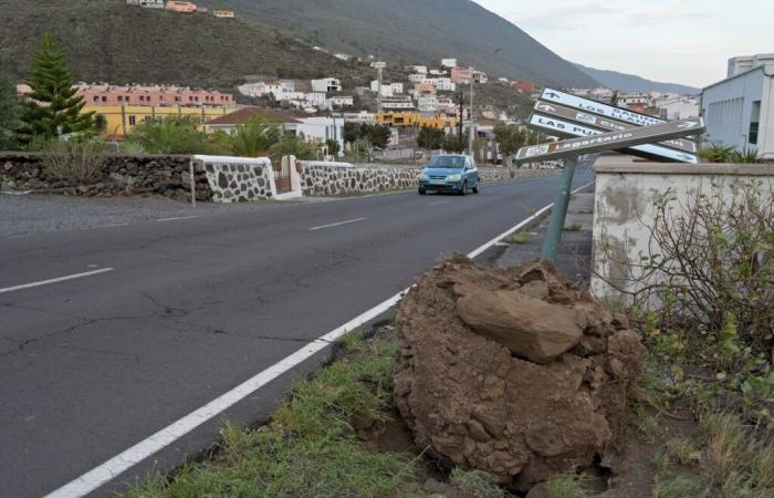 I forti venti causano la caduta dei tetti, la caduta degli alberi e diversi incendi a La Frontera