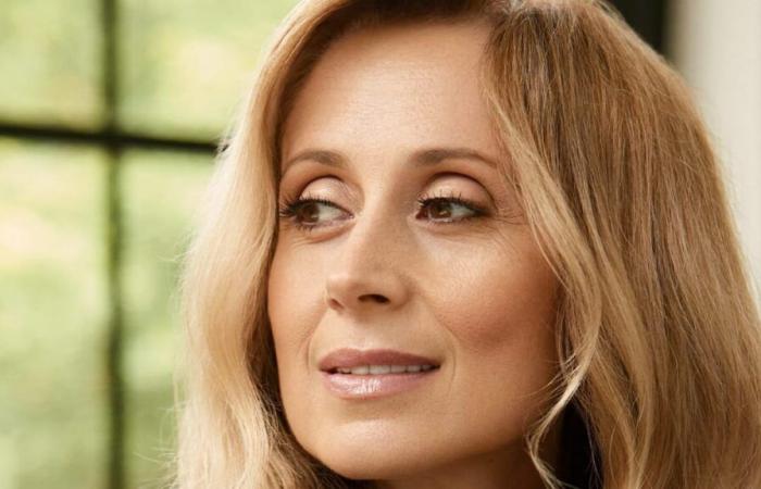 Disturbi alimentari, rapporto complesso con il padre… Lara Fabian si rivela come non mai in “Je suis là”, un album “eminentemente liberatorio”