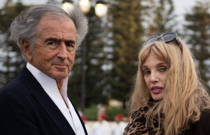 Arielle Dombasle svela il suo rituale d’amore con Bernard-Henri Lévy: “La sera, amiamo…”