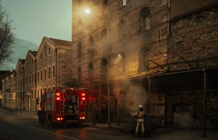 Incendio doloso a Poitiers: 19 sfollati e una donna tra la vita e la morte, in un quartiere minato dal narcotraffico.