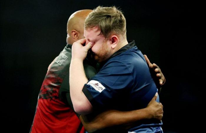 Cameron Menzies in lacrime mentre Leonard Gates emoziona il pubblico di Ally Pally mentre James Wade si schianta e Gerwyn Price marcia avanti