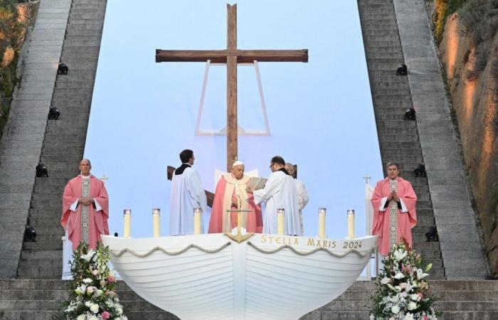 Ad Ajaccio papa Francesco promuove la laicità “alla corsa”: racconto di una visita storica