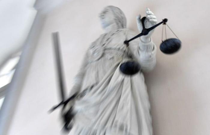 un uomo in tribunale per aver sviscerato l'amante della sua compagna