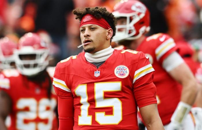 Patrick Mahomes (Chiefs) lascia il campo dopo un infortunio alla caviglia