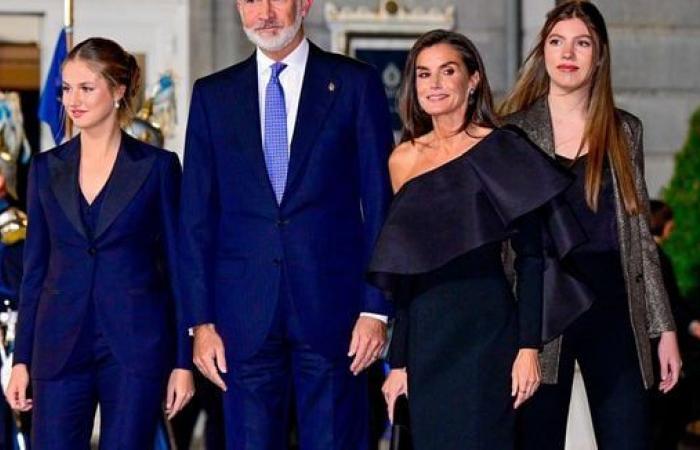 Letizia e Filippo VI di Spagna insieme alle figlie Leonor e Sofia: finalmente svelato il loro biglietto d'auguri altamente simbolico