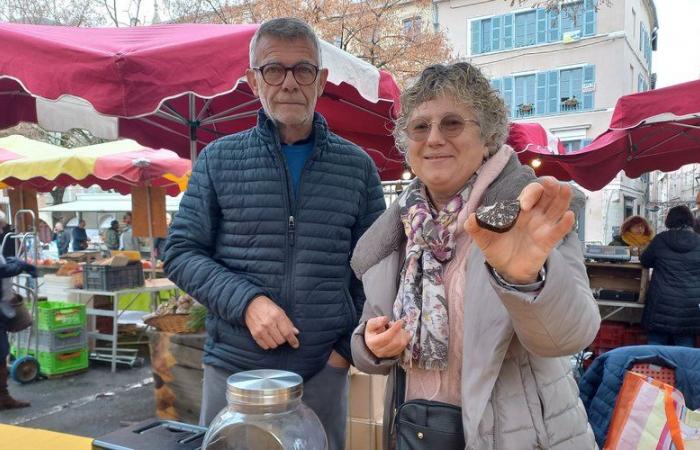 Sul mercato di Cahors i tartufi si vendono a ruba e a prezzi elevati