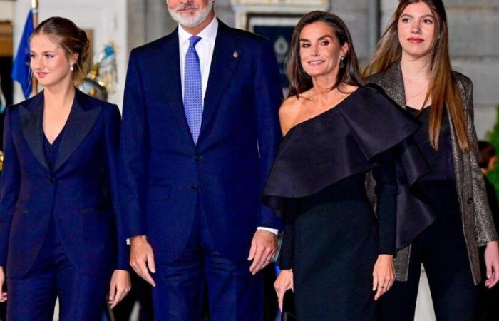 Letizia e Filippo VI di Spagna insieme alle figlie Leonor e Sofia: finalmente svelato il loro biglietto d'auguri altamente simbolico