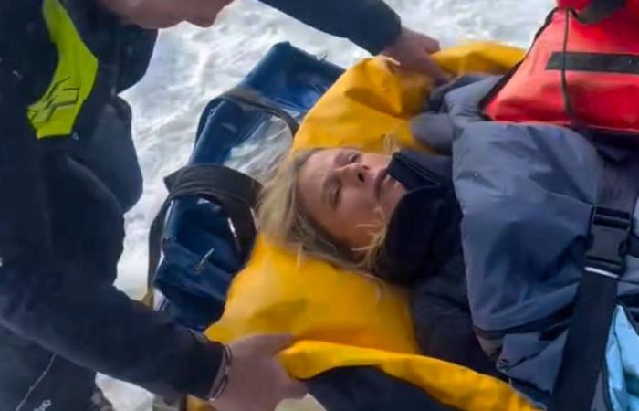 Karin Viard portata via in barella dopo un incidente sugli sci