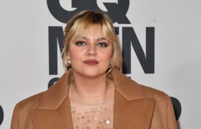 Louane posa per la festa di compleanno di una rivista con la giacca più trendy del momento