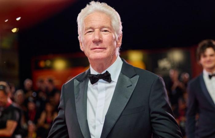 Richard Gere un po' scontroso con Léa Salamé dopo un'osservazione innocua della giornalista