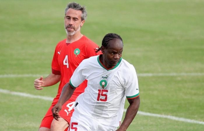 Le leggende del calcio africano giocano al gala dei CAF Awards a Marrakech