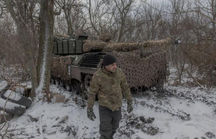 Putin assicura che le sue forze hanno l’iniziativa su ”tutta la linea del fronte” in Ucraina