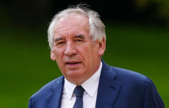 la scelta di François Bayrou di restare sindaco di Pau suscita polemiche