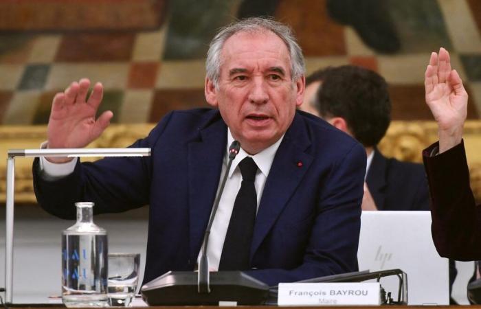 Francia: François Bayrou sostiene l'accumulo dei mandati dei parlamentari