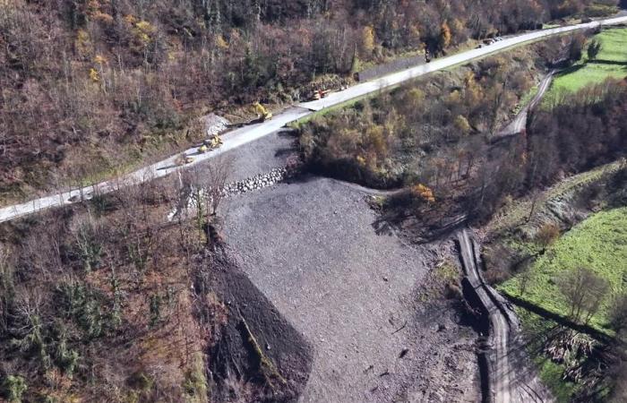 A due mesi dall'alluvione, impressionanti le immagini dei lavori per riaprire la strada che collega Francia e Spagna