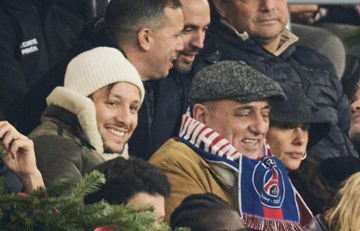 Vianney con un membro della sua famiglia, Caroline Receveur con il marito… Bella gente sugli spalti del Parco dei Principi per il PSG-OL (FOTO)