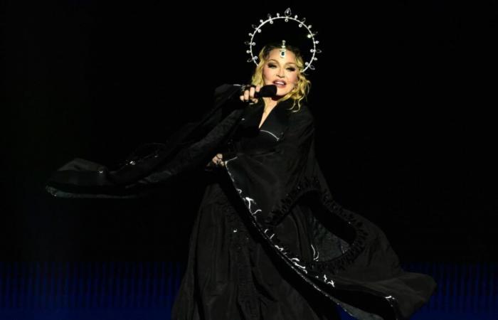 Madonna trasmette immagini generate dall'intelligenza artificiale del suo abbraccio al Papa