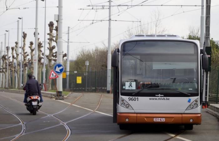 Un pedone minorenne investito da un autobus a Schaerbeek: la sua vita è in pericolo