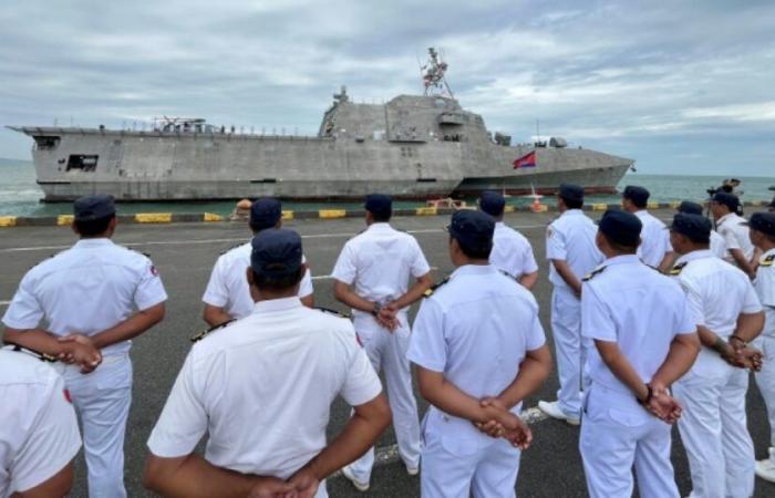 Una nave da guerra americana attracca in Cambogia, vicino a una base rinnovata da Pechino: News