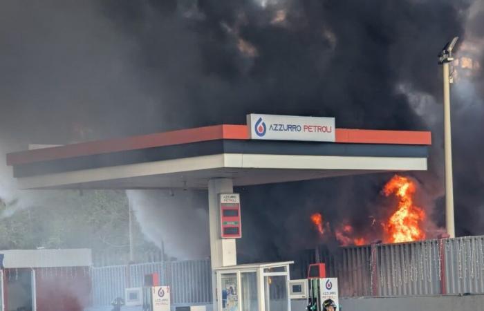 una cabina elettrica in fiamme