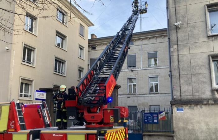 Scatta l'allarme antincendio, la stazione di polizia di Niort è completamente evacuata