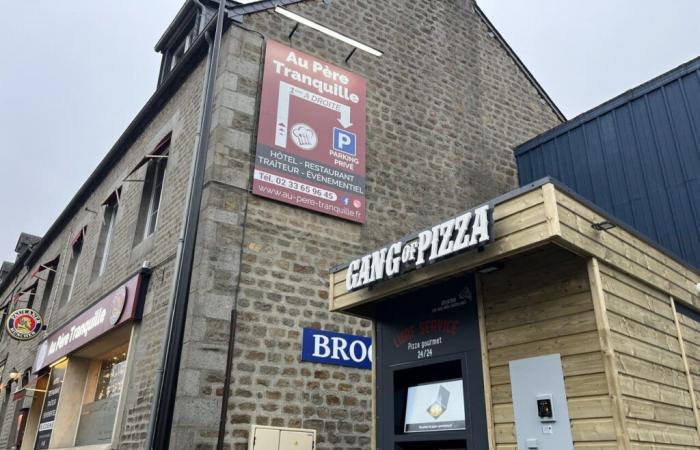 un distributore di pizza ai piedi di un ristorante