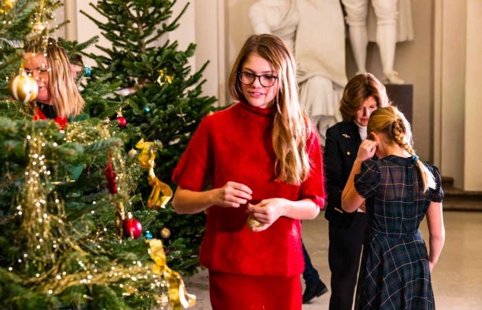 Gli 8 nipoti della regina Silvia si sono riuniti per addobbare gli alberi di Natale con la nonna