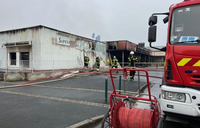 è stata aperta un’indagine dopo l’incendio in un centro commerciale a Châteauroux