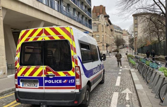 a Parigi, incredulità dopo l'omicidio di un adolescente vicino al liceo Rodin