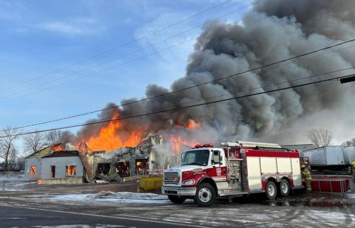 VIDEO | Un incendio devasta un'attività a Maskinongé