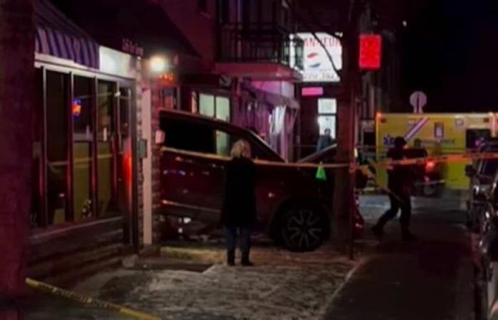 NELLE IMMAGINI | Un'auto si schianta contro una gioielleria a Montreal