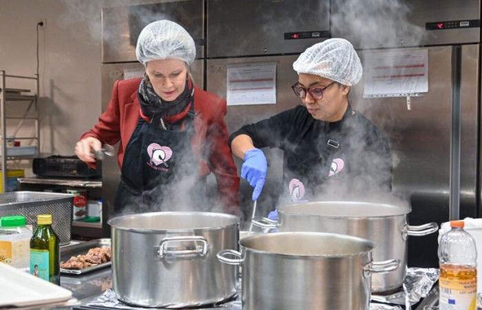 Philippe e Mathilde dal Belgio visitano un centro di accoglienza di Bruxelles per Natale