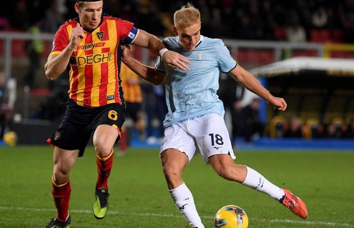 Lecce-Lazio 1-2: gol di Castellanos, Tete Morente e Marusic. Salentini in 10 per tutta la ripresa: espulso Guilbert