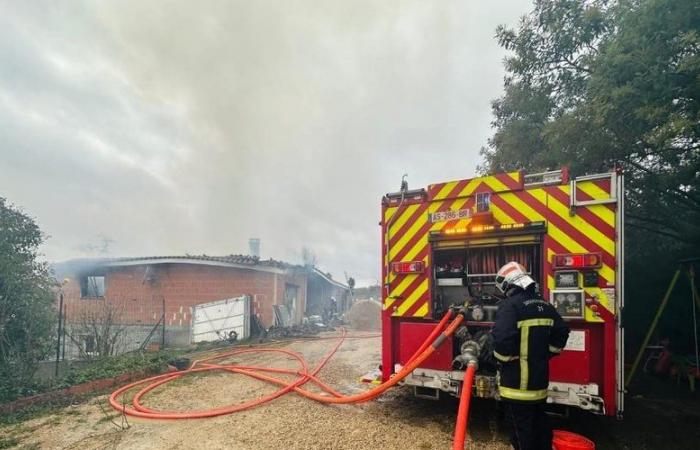 Una casa danneggiata da un violento incendio