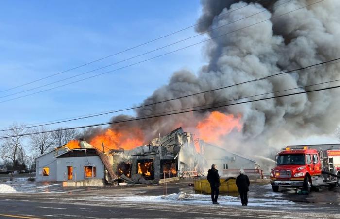 Muskellunge | Un grande incendio devasta una fabbrica