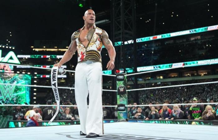 Wrestling – WWE: The Rock prende il suo telefono per convincere una star leggendaria a venire!