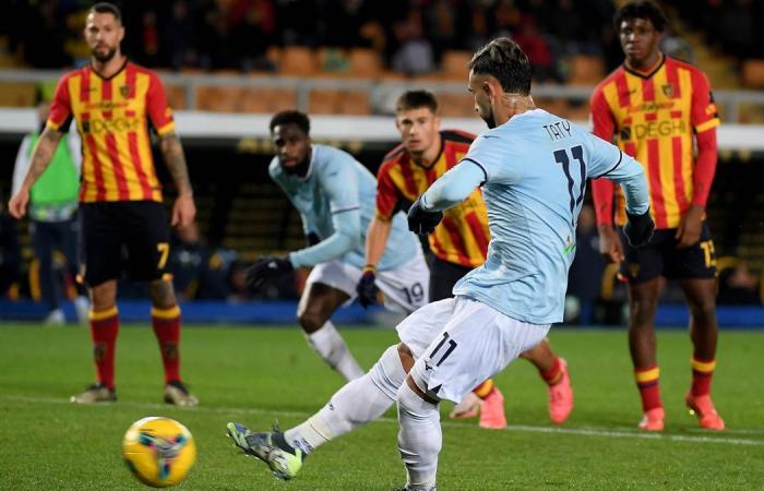 Lecce-Lazio 1-2: gol di Castellanos, Tete Morente e Marusic. Salentini in 10 per tutta la ripresa: espulso Guilbert