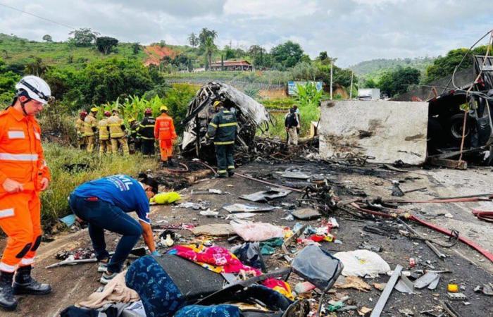 Incidente d'autobus seguito da incendio provoca 32 morti